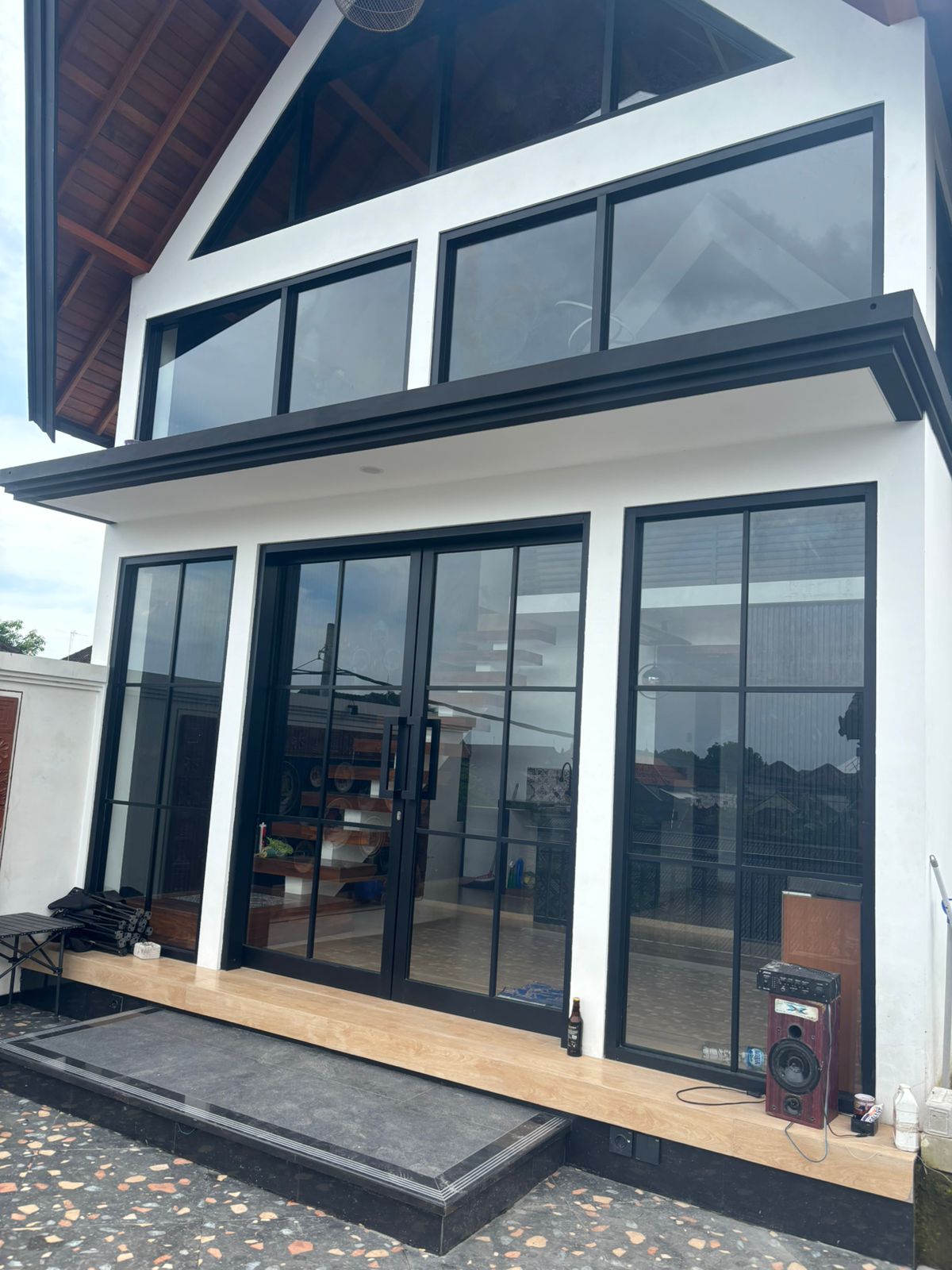 renovasi kusen aluminium rumah 2 lantai di Bali