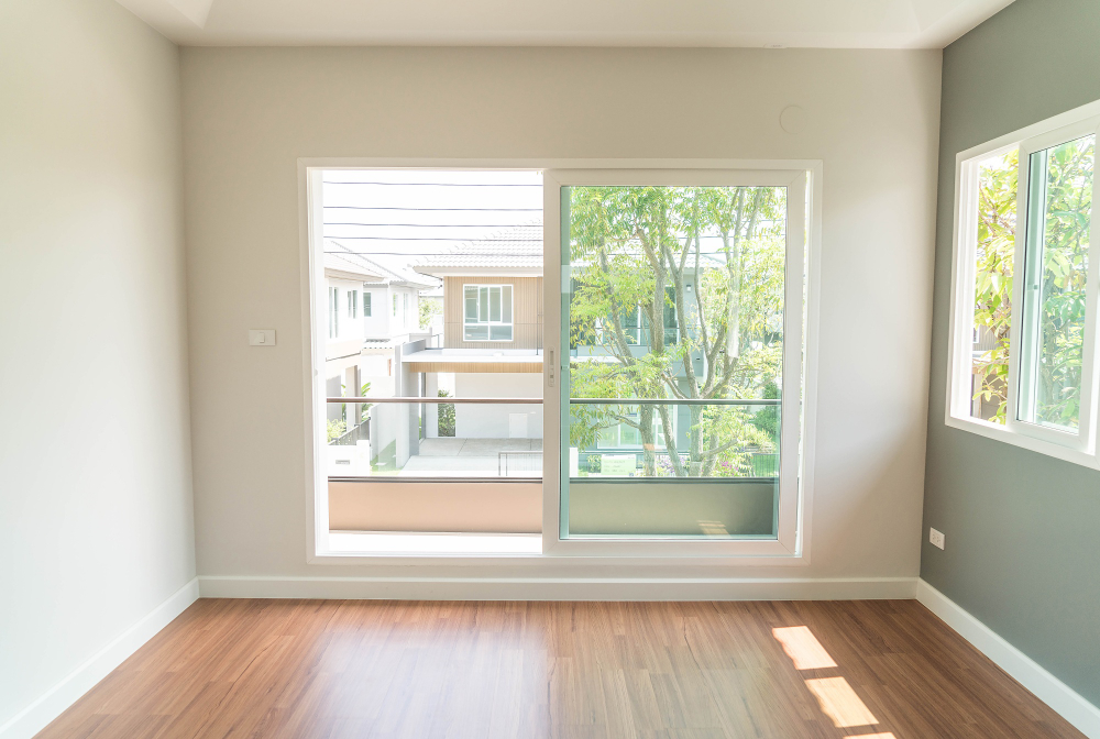 pintu sliding kaca penuh aluminium untuk rumah minimalis Bali